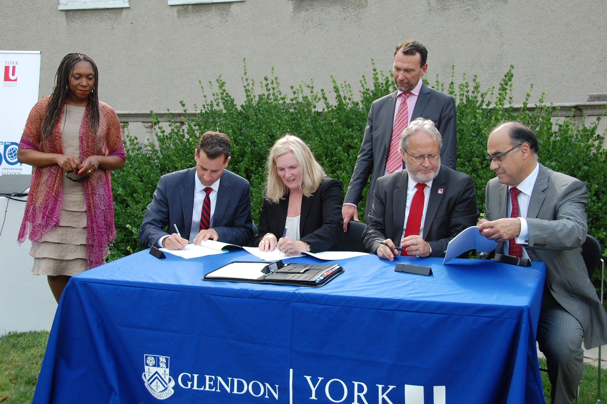 Signature de l’accord entre le Collège Glendon de l’Université York et l’école de commerce EMLYON Business School le 14 juillet.