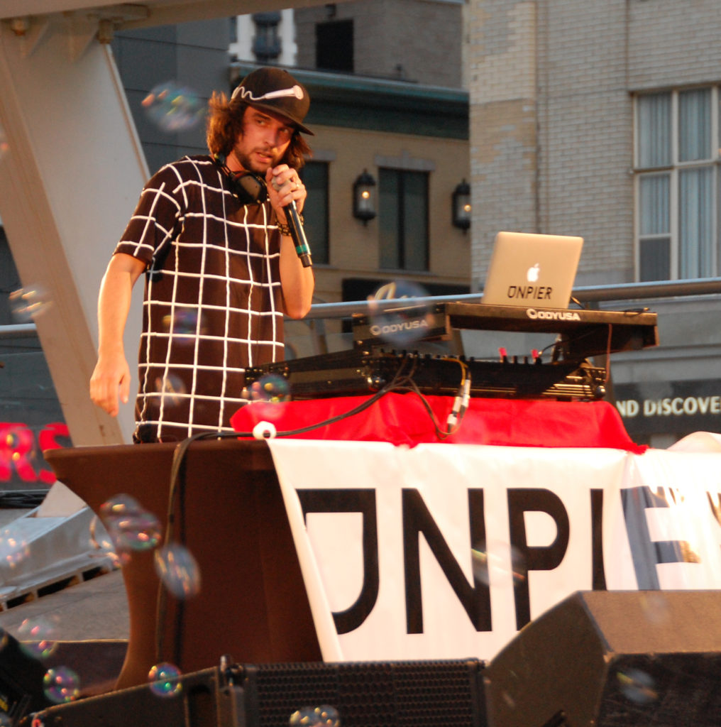 Le DJ UnPier sur la scène de Franco-Fête samedi soir. (Photo: François Bergeron)