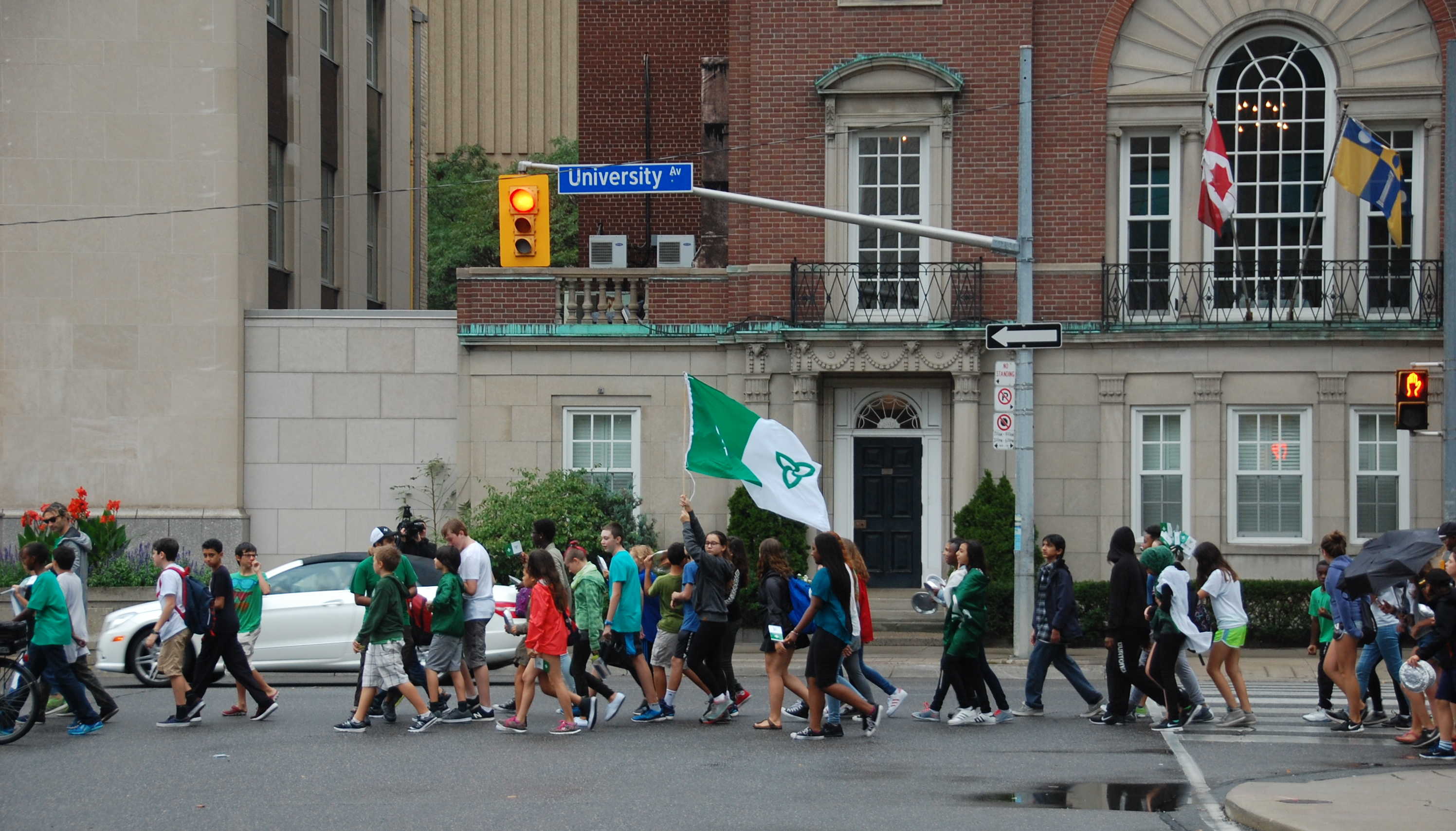 Les élèves de nos deux conseils scolaires ont fait du tintamarre sur la rue University pour le Jour des Franco-Ontariens.