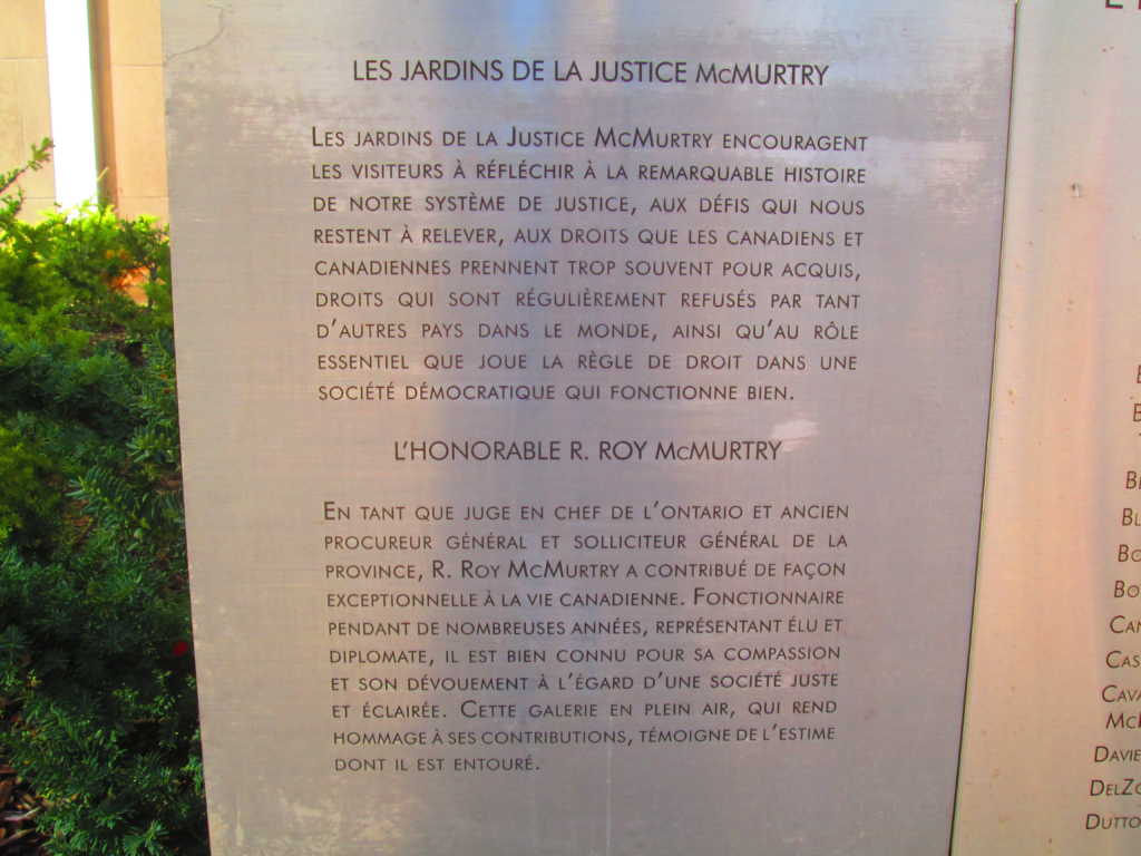 Une des plaques des Jardins de la Justice McMurtry.