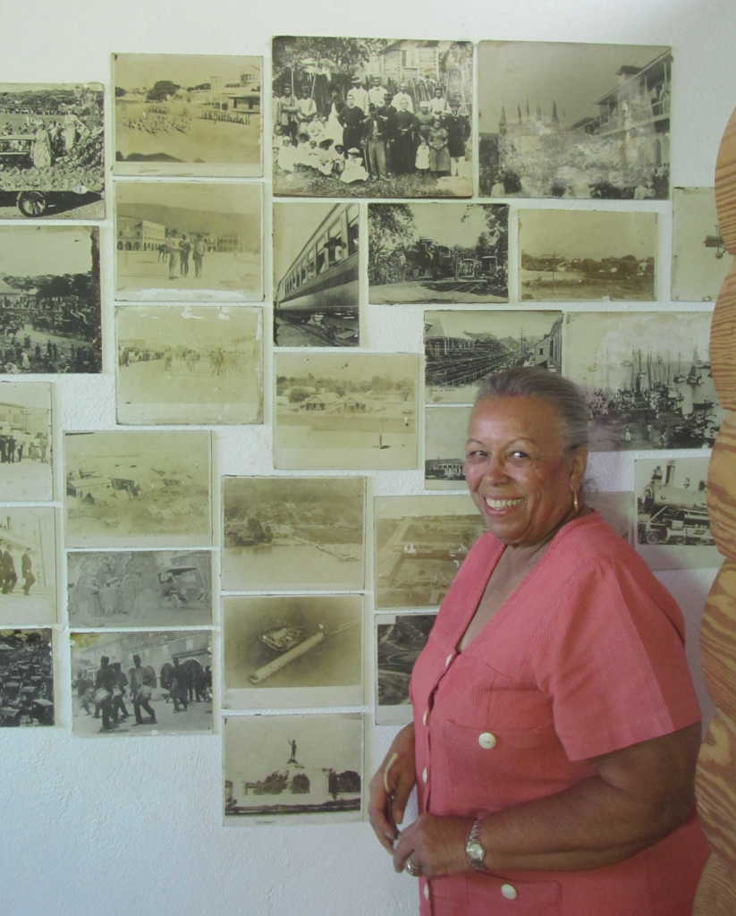Nicole Gardère, devant les photos d'archives du domaine familial The Lodge en Haïti.