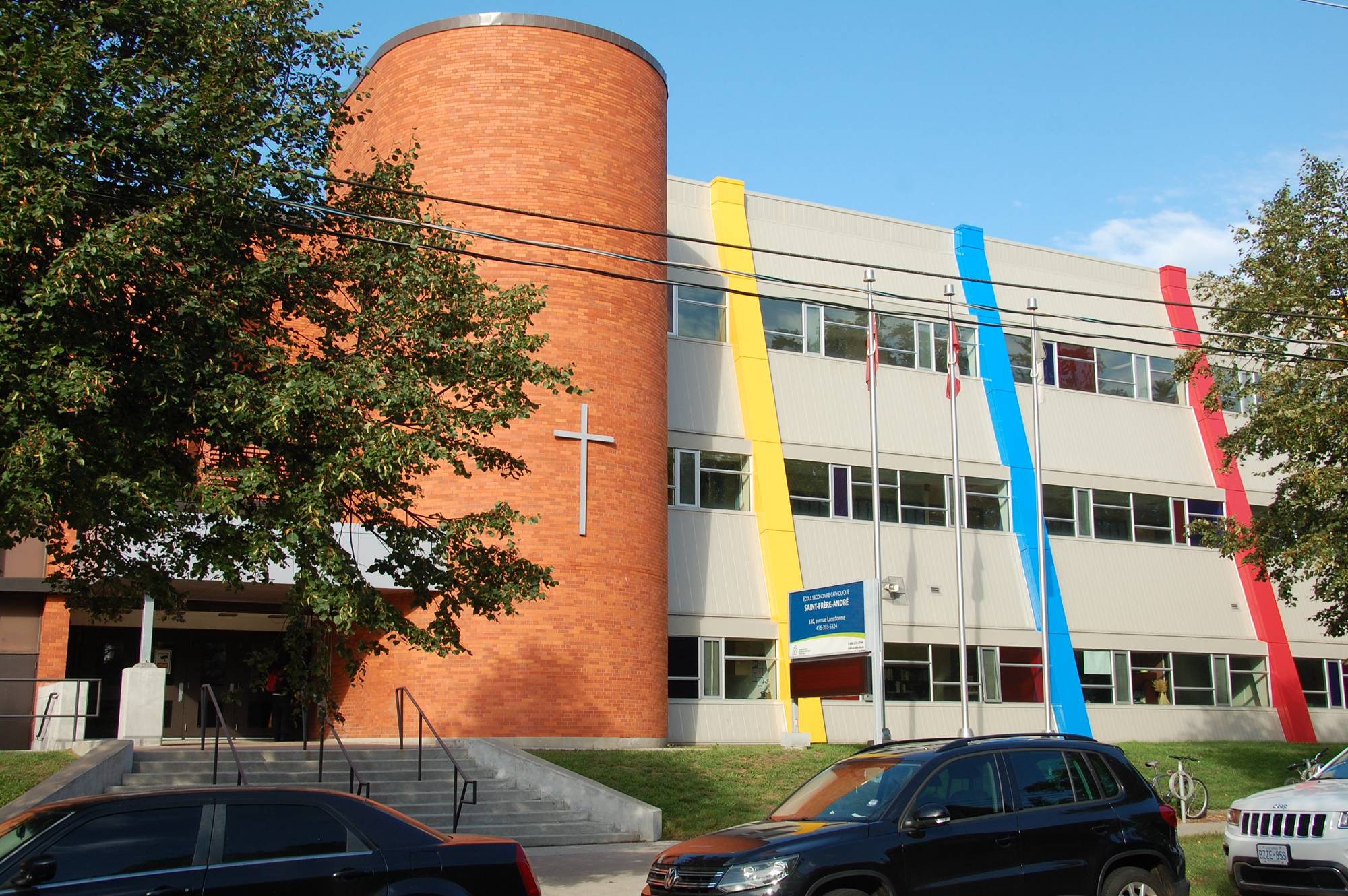 Les écoles secondaires Saint-Frère-André (CSDCCS) et Toronto Ouest (Viamonde) sur Landsdowne au nord de College.