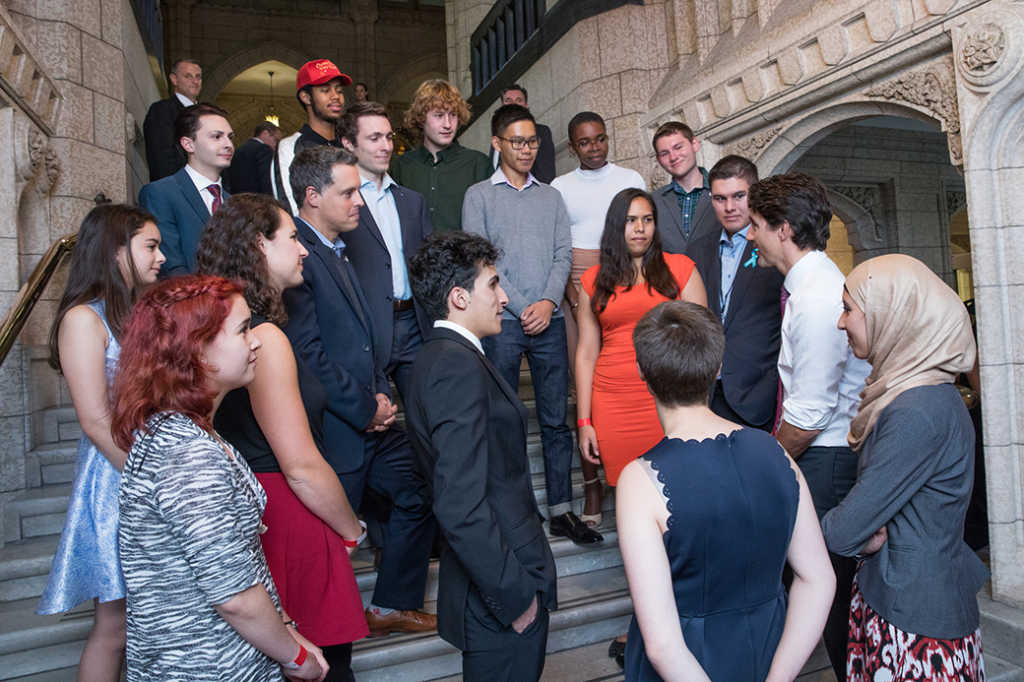 Le premier ministre Justin Trudeau avec des membres de son Conseil jeunesse.