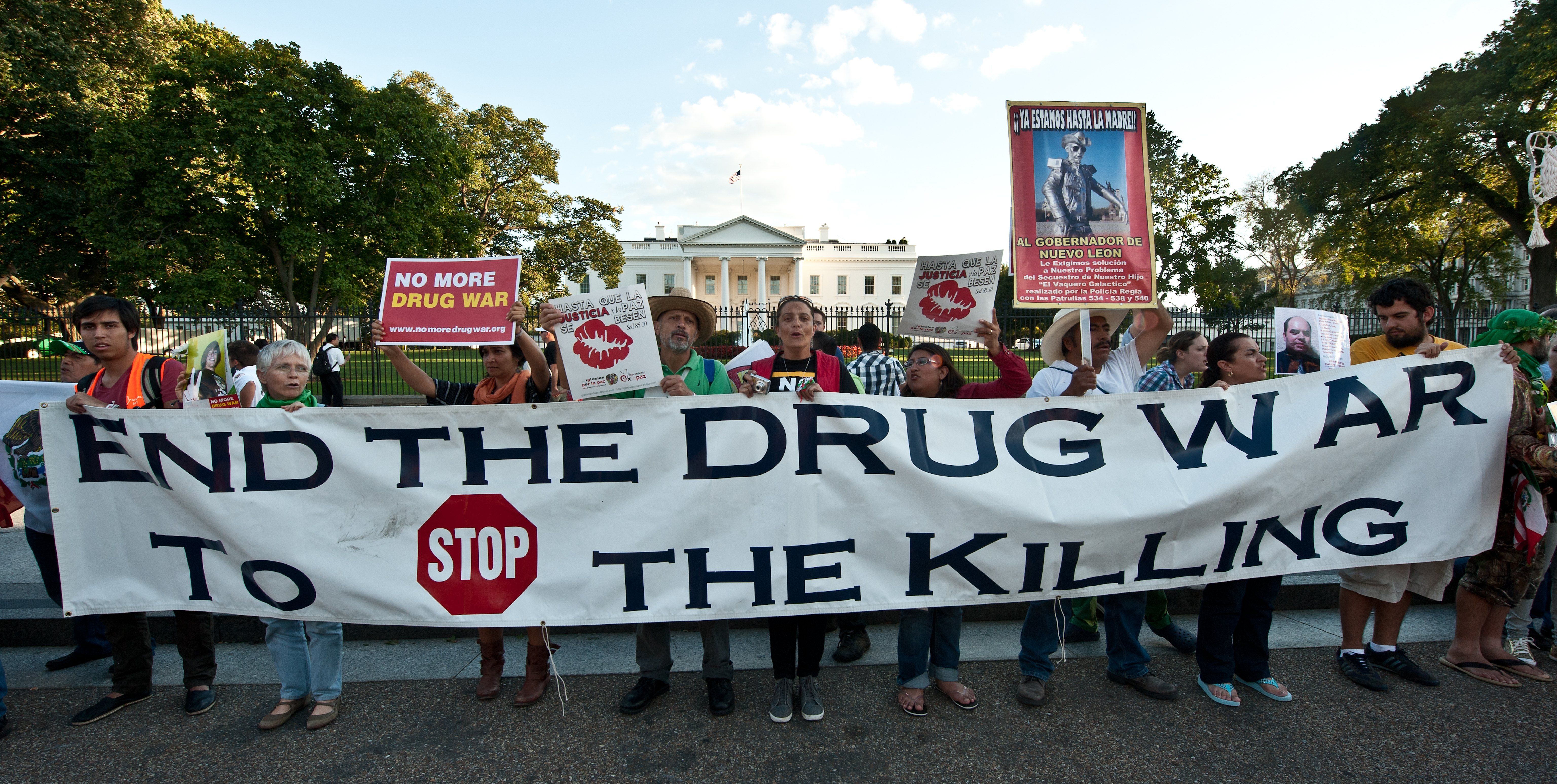 Manifestation de Mexicains et d'Américains en face de la Maison-Blanche à Washington, contre la «guerre à la drogue».