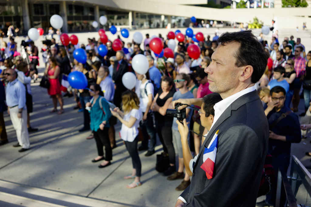 Le consul de France Marc Trouyet et des Torontois rassemblés à l'hôtel de ville après l'attentat de Nice.