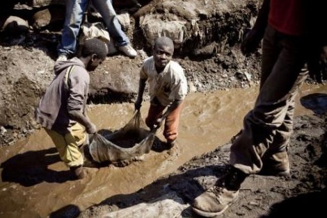 Des enfants travaillant des une mine en RDC: une image du film «Du sang dans nos portables», un documentaire de Frank Poulsen projeté à l'AFT après la conférence de Blaise Ndala.