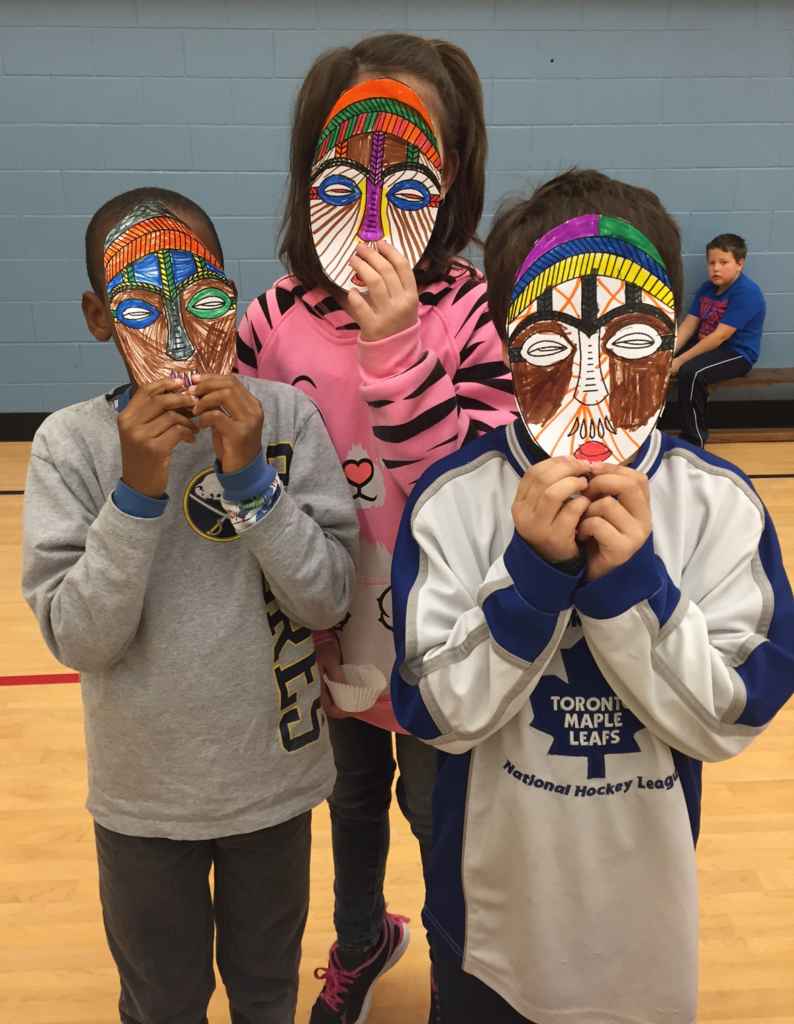 Des masques à l'école Saint-Joseph de Port Colborne.