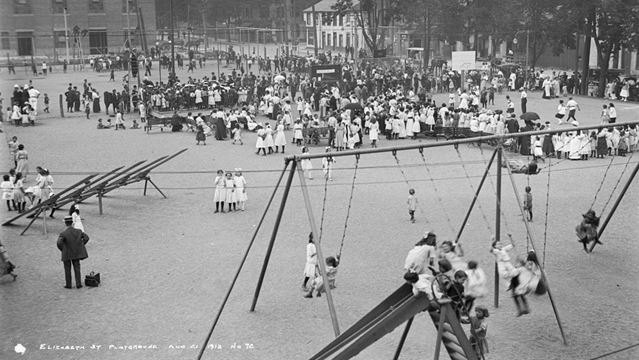Le terrain de jeu de la rue Elizabeth Street en août 1913.