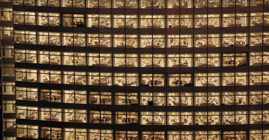 Des humains en cage dans les tours à bureaux de New York: une image du film Human, de Yann Arthus-Bertrand.