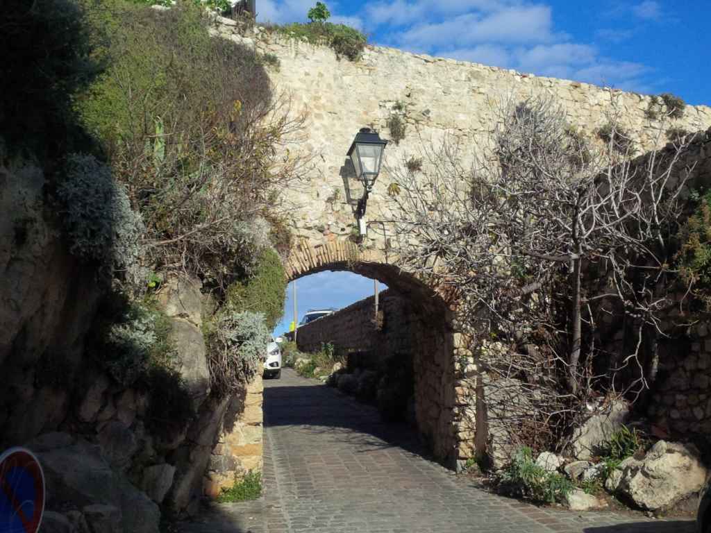 Un viaduc en pierre à une des entrées dans la vieille ville de Nice.