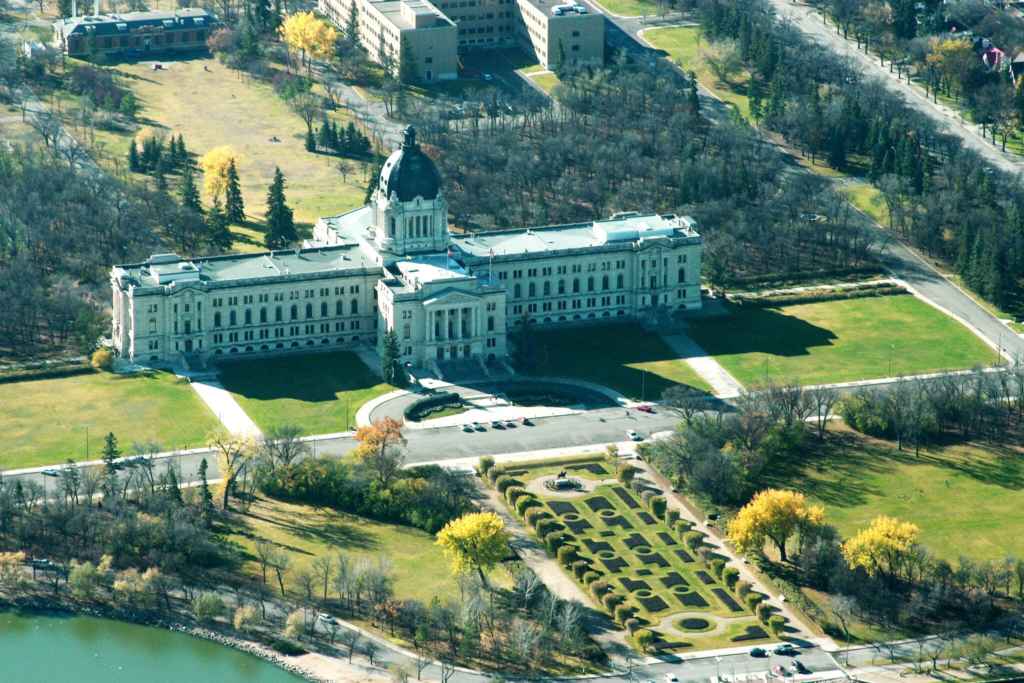 L’édifice de l’Assemblée législative de la Saskatchewan vu du haut des airs. (Photo: Daniel Paquet)