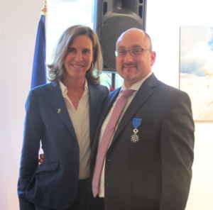La nouvelle ambassadrice de France au Canada, Kareen Rispal, a décoré le directeur sortant de l'AFT, Thierry Lasserre, de l'Ordre national du Mérite.
