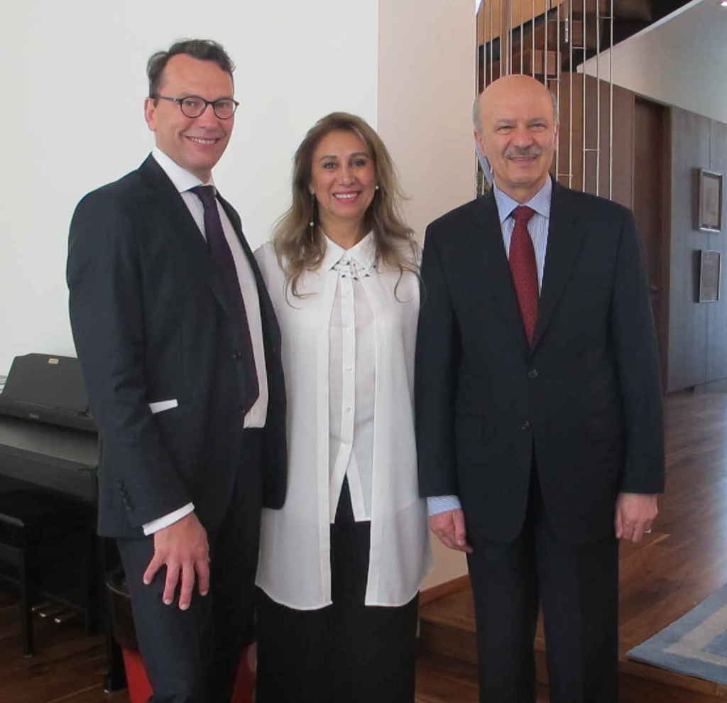 Le consul de France Marc Trouyet, la prof Sima Farsandaj et le ministre ontarien Reza Moridi. 