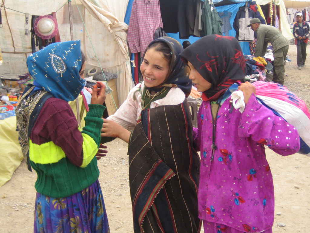 Trois jeunes filles au Maroc. (photo: Sarah Kravetz)