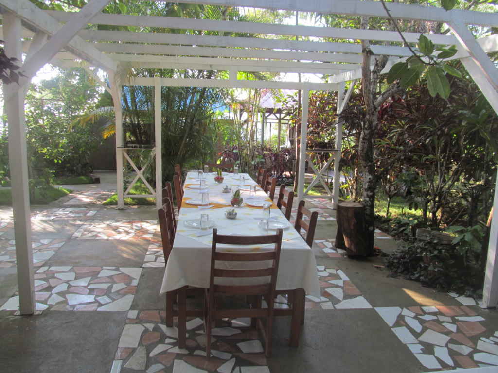 Salle à manger à ciel ouvert à la Villa Ban Yen.
