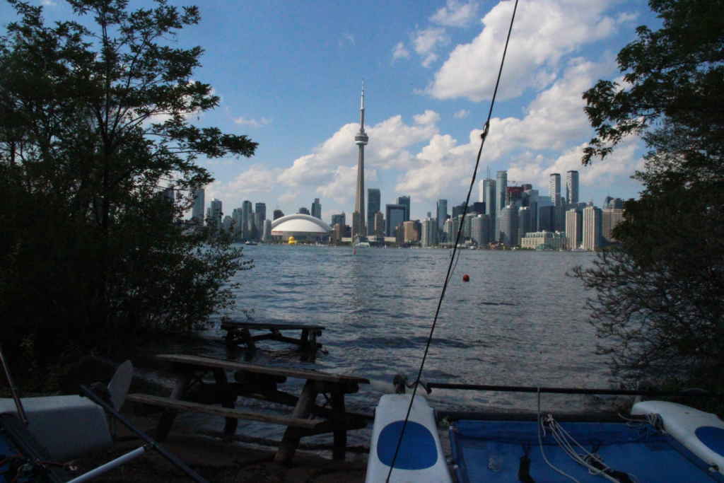 Le lac a englouti une petite plage non loin de la marina des îles de Toronto. (Photo: Nathalie Prézeau)