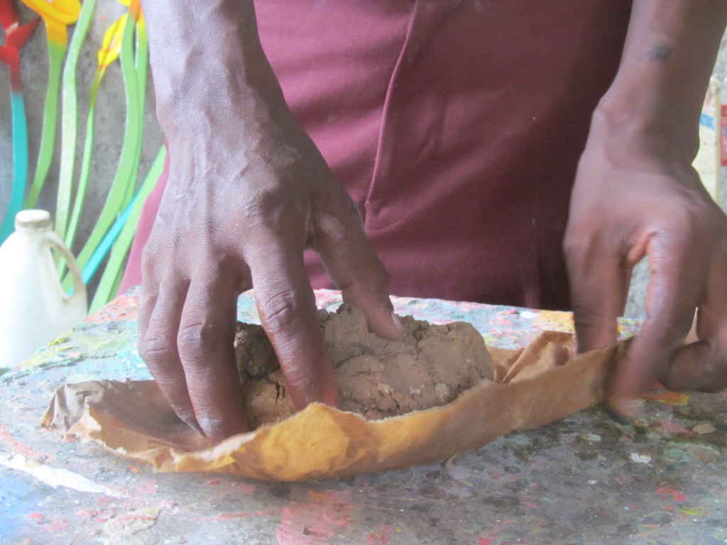 Penser avec la main: atelier de fabrication de masques en papier mâché à Jacmel.
