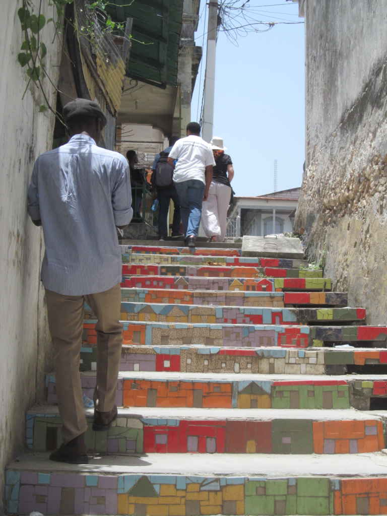 Ruelle en escalier réunissant le bas et le haut de Jacmel.