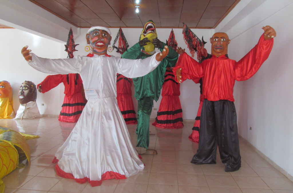 Personnages mythiques au Centre d'interprétation du Carnaval de Jacmel.