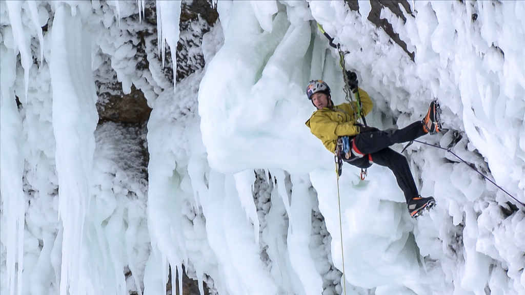 Will Gadd escaladant les glaces des chutes Niagara.
