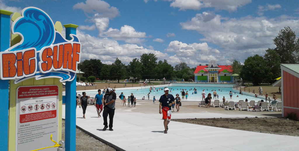 Un classique: la piscine à vagues au Wet’N’Wild Toronto.