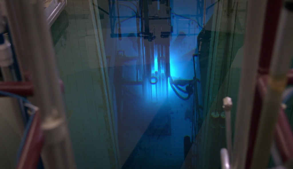 Une partie du réacteur nucléaire de l'Université McMaster dans son bassin d'eau.