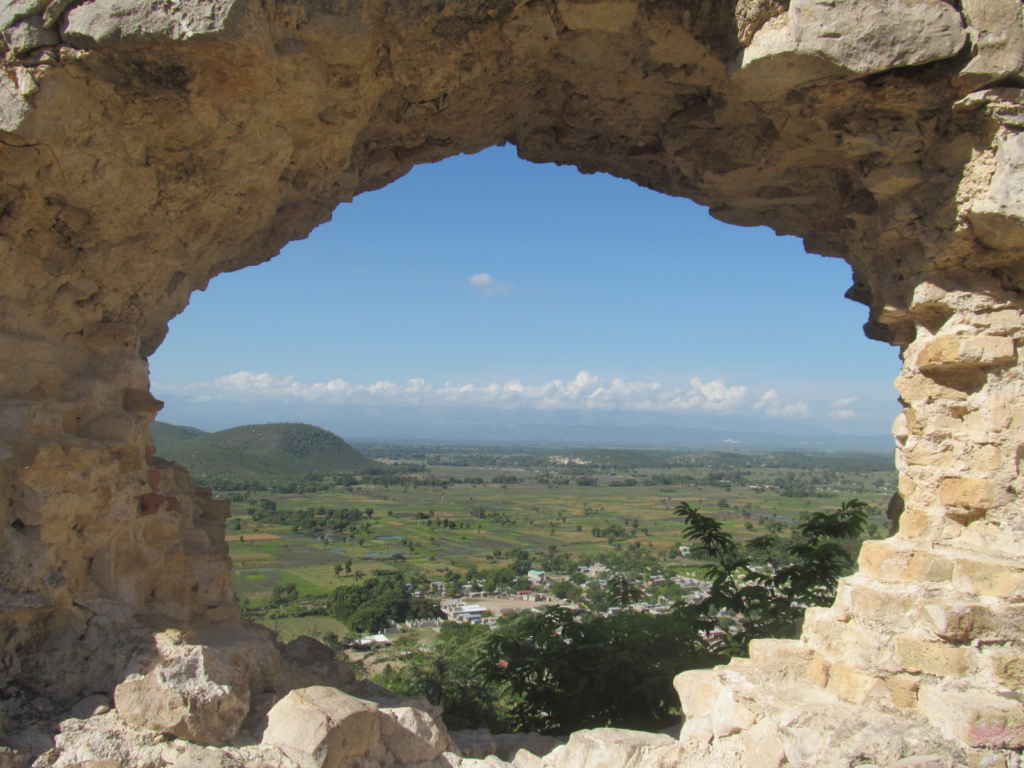 Vue depuis le fort Décidé sur Marchand Dessalines et la vallée de l'Artibonite.
