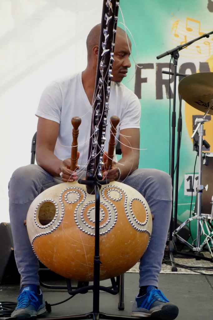 Le musicien de Seydina Ndiaye l'accompagne au kora, un instrument à cordes venant d'Afrique de l'Ouest 