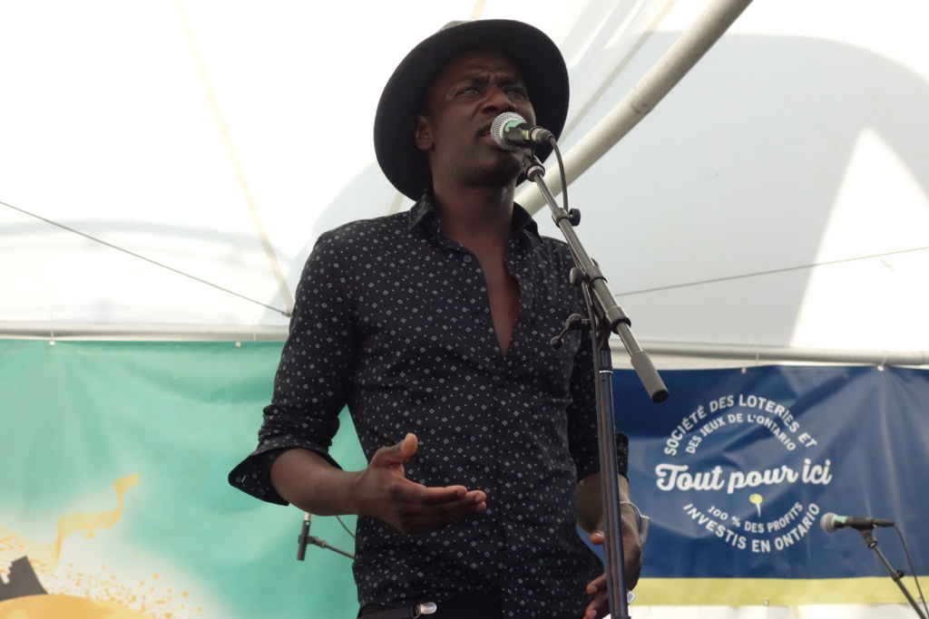 Seydina NDiaye, artiste francophone chantant en wolof, sur la scène du festival Francophonie en Fête,