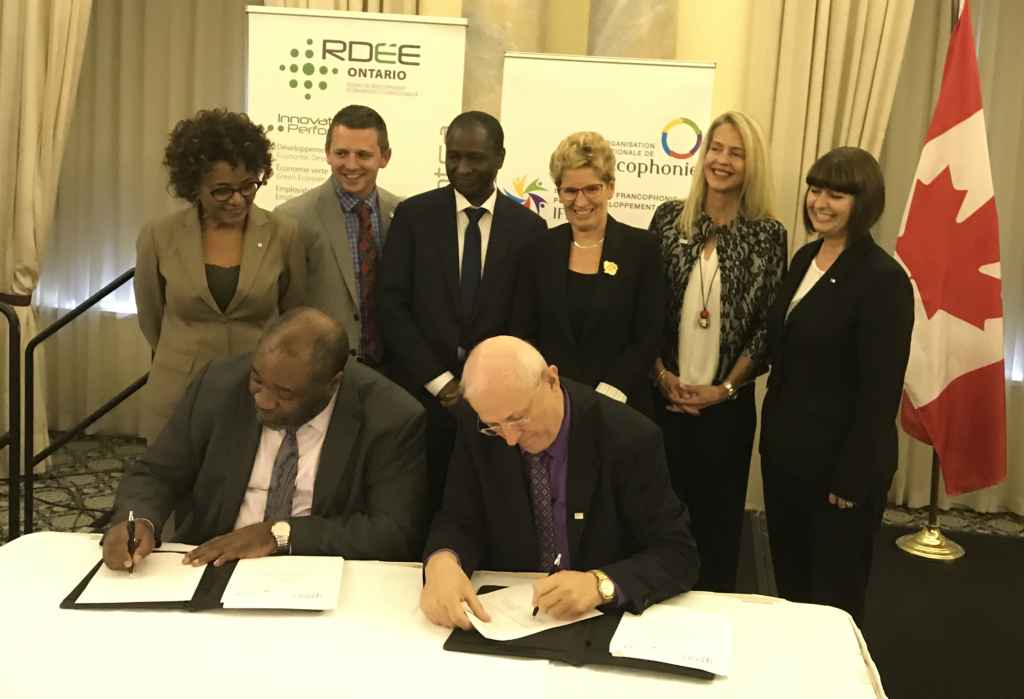 Signature du partenariat en l'IFDD et le RDEE Ontario à Ottawa en juin dernier, en présence de: la Secrétaire générale de l'OIF Michaelle Jean; la Première ministre de l'Ontario, Kathleen Wynne; et la ministre des Affaires francophones Marie-France Lalonde. Assis: Jean-Pierre Ndoutoum, directeur de l’IFDD, et Denis Laframboise, vice-président du RDÉE Ontario.