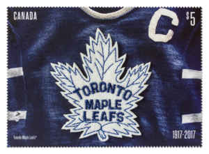 Le timbre commémoratif du 100e anniversaire des Maple Leafs à écusson en tissu.
