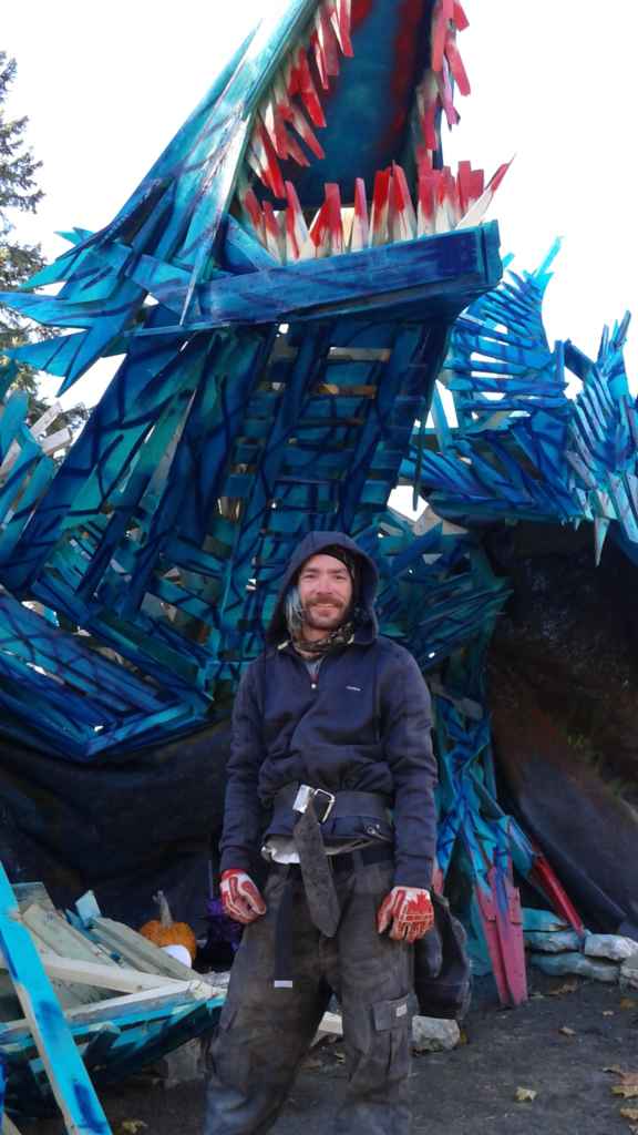 Nicholas Desjardins avait construit pour l’Halloween 2016 un dragon bleu. (photo: Sandra Dorelas)