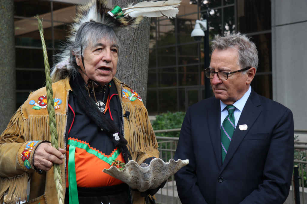 L'aîné Gary Sault de la Première Nation mississauga de New Credit, avec David Zimmer, le ministre ontarien des Relations avec les Autochtones et de la Réconciliation.