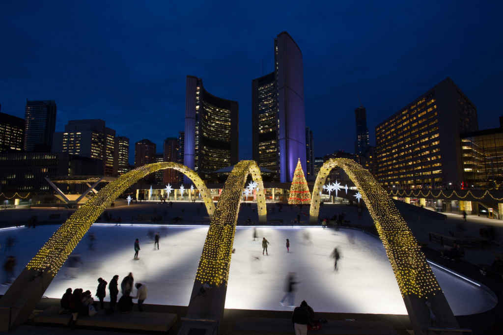 La patinoire du Nathan Square Phillips le soir (Photo: City of Toronto)