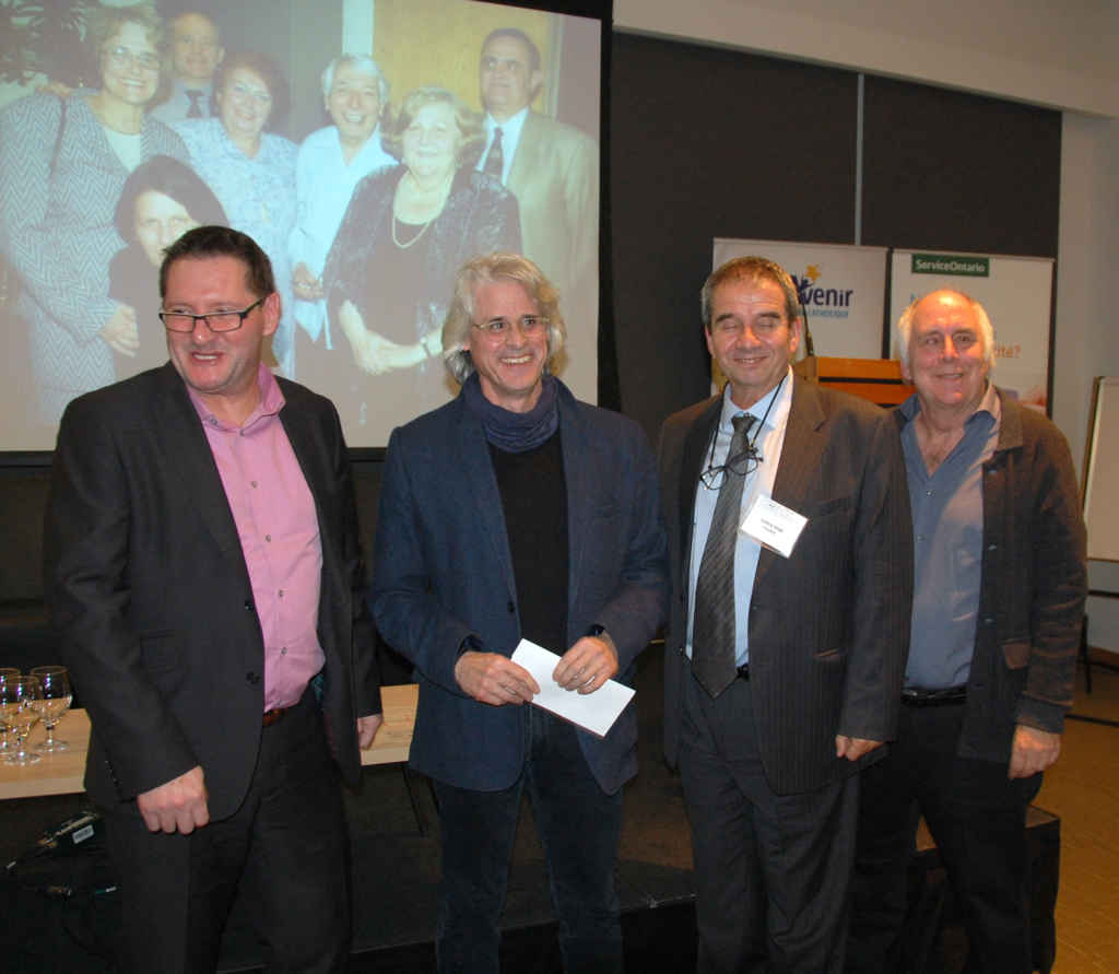 Yves Turbide, de l'AAOF, avec l'auteur Claude Guilmain, le président Valéry Vlad et le directeur général Paul Savoie du Salon du livre de Toronto.