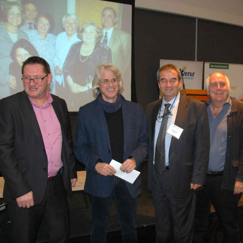 Yves Turbide, de l'AAOF, avec l'auteur Claude Guilmain, le président Valéry Vlad et le directeur général Paul Savoie du Salon du livre de Toronto.