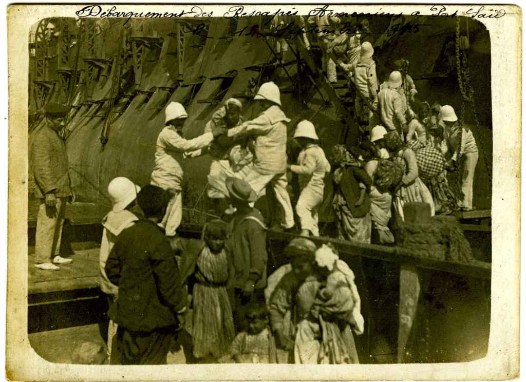 Image d'archive du débarquement des Arméniens de Musa Dagh en Égypte par la flotte française.