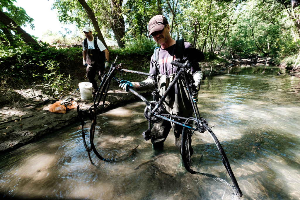 Une carcasse de vélo retirée de la rivière.