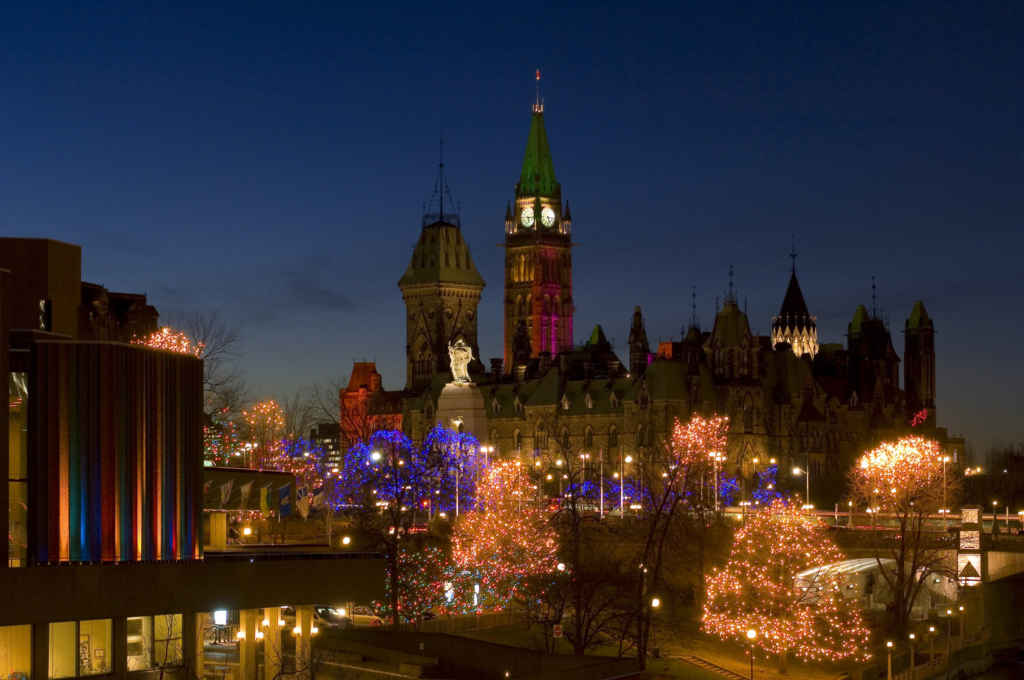 Illuminations des Fêtes sur la colline parlementaire. (Photo: Tourisme Ottawa)