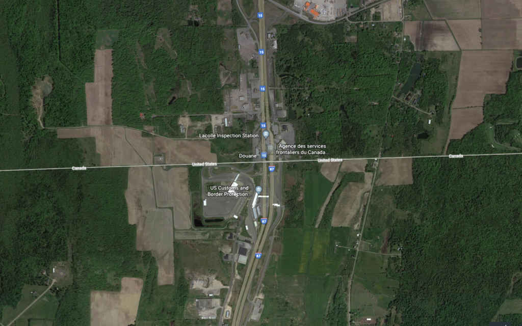 Vue Google Earth de la frontière canado-américaine à Saint-Bernard-de-Lacolle.