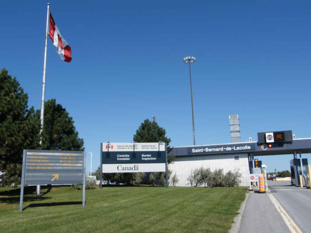 Le poste frontalier canadien de Saint-Bernard-de-Lacolle.