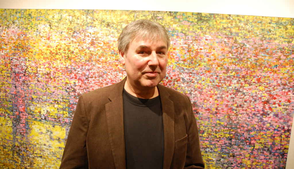 L'artiste Oliver Heinrich devant l'une de ses oeuvres.