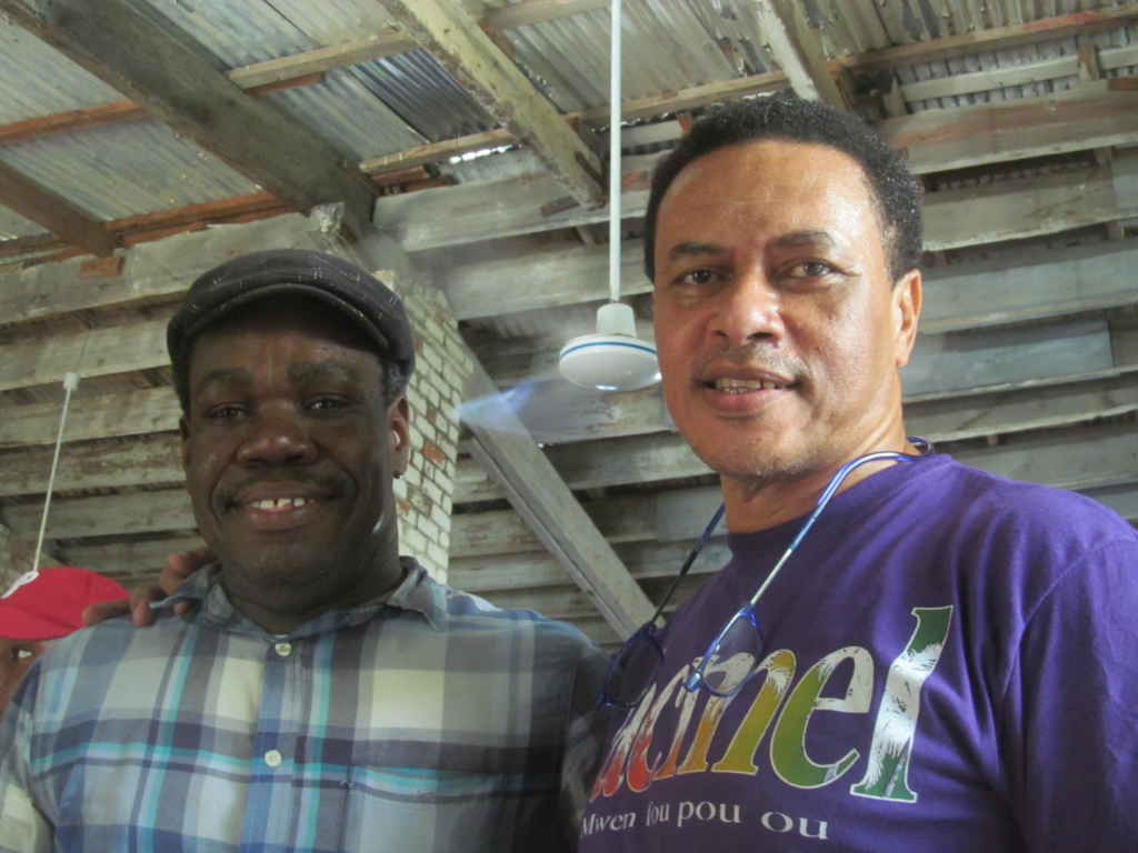Paul Antoine Anscion, coordonnateur du Salon du Livre de Jacmel avec Rudolf Dérose, coordonnateur du Réseau national des promoteurs du tourisme solidaire. hôtel Florita