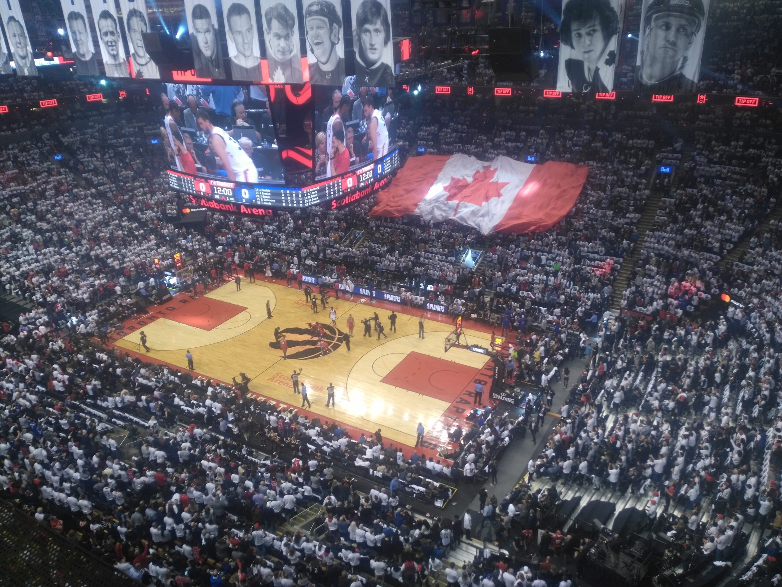 Stade Raptor Kawhi Leonard envoie les Raptors en finales de conférence!