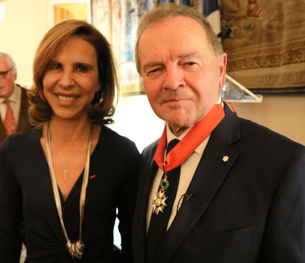 Le 3 décembre dernier, l’ambassadrice de France au Canada, madame Kareen Rispal remettait au sénateur Serge Joyal les insignes de Commandeur de la Légion d'honneur de la République française
