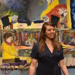 Laurianne Simon devant son tableau"Le paradoxe de la poupée et de la poule ou Qu'est-ce-que les nuages?2019