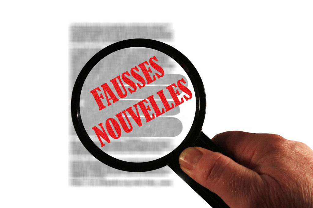 fausses nouvelles fake news loupe