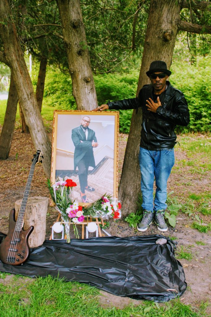 L’artiste Christian Mabanga s’incline devant photo de son ami décédé
