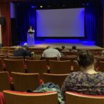 Des participants appliqués, en 2020, pendant la lecture de la Dictée Gabrielle Roy à l'AFT, 24 chemin Spadina au nord de Bloor.