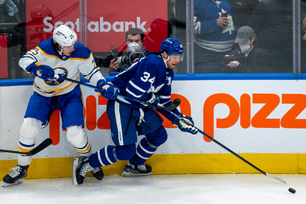 Owen Power et Auston Matthews